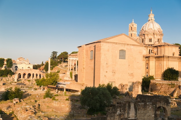 Foro Romano en la mañana de verano, Roma, Italia