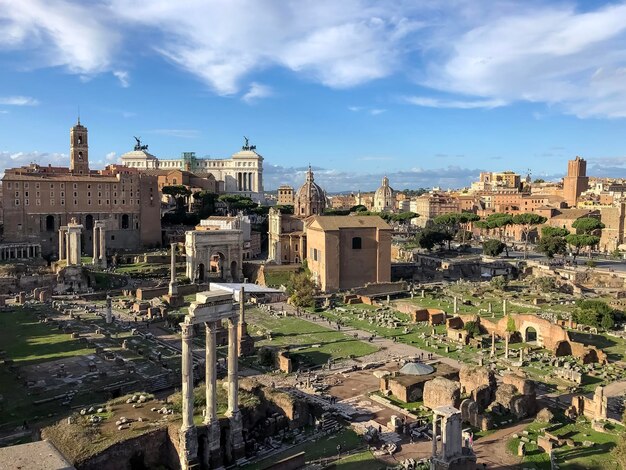 Foto el foro romano en roma, italia en la distancia el coliseo