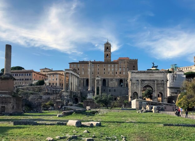 Foto el foro romano en roma, italia en la distancia el coliseo