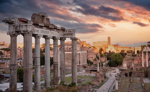 Foto foro romano roma italia restos antiguos cielo nublado al amanecer.