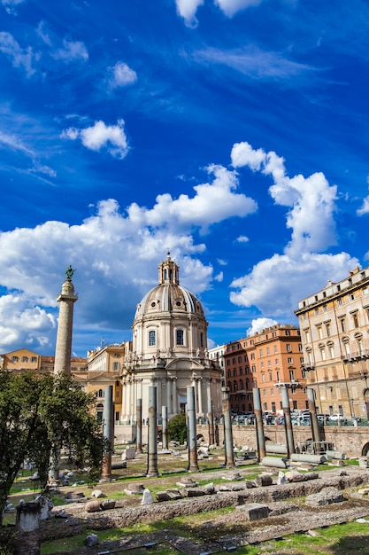 Foro de Trajano y la iglesia de Santa Maria di Loreto en Roma