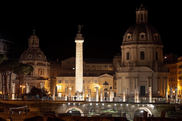 El Foro de Trajano en Roma de noche