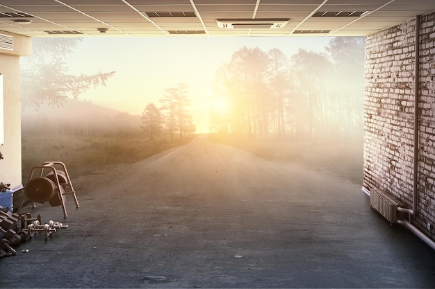 Forrest de verão e paisagem rodoviária e uma vista do céu por do sol da garagem