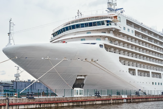 Forro de navio de cruzeiro branco ancorado no porto