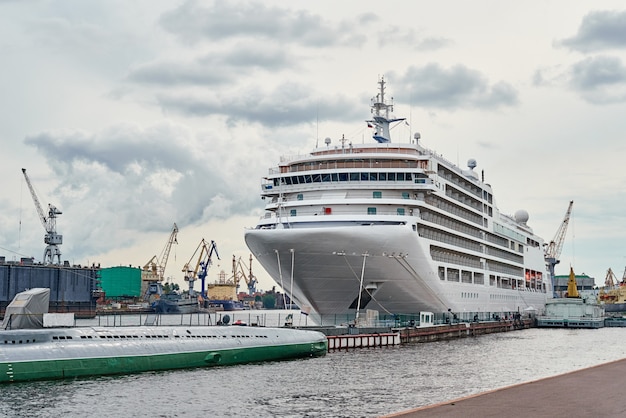 Forro de navio de cruzeiro branco ancorado no porto