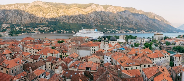 Forro na doca em kotor, perto da cidade velha, na baía de kotor