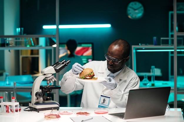 Foto forscher analysieren künstlich im labor gezüchtetes fleisch in hamburgern