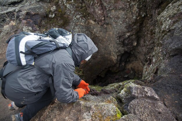 Foto forscher sammeln moos aus steinen