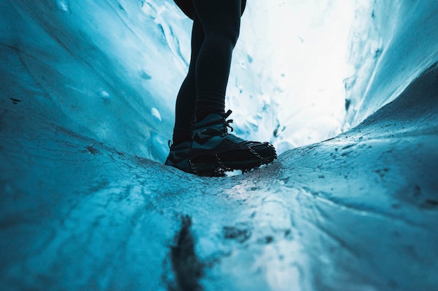 Forscherin in der Eishöhle, Island