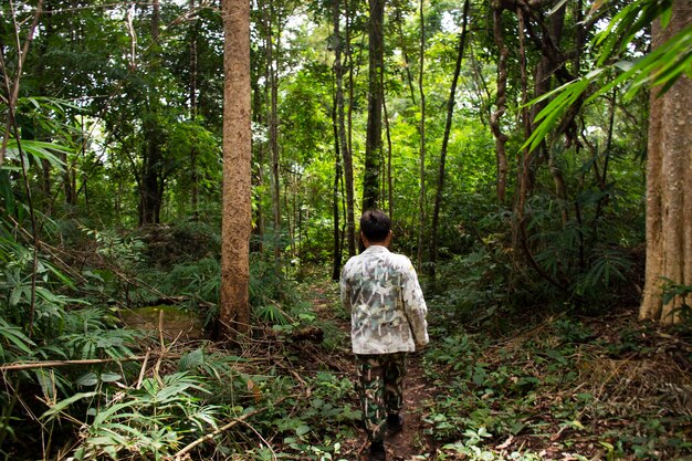 Forstbeamter bringen thailändische und ausländische Reisende zu Fuß in den Wald und besuchen den Tham Buang Wasserfall auf Phu Foi Lom im Pa Phan Don National Forest Reserve in Udon Thani Thailand