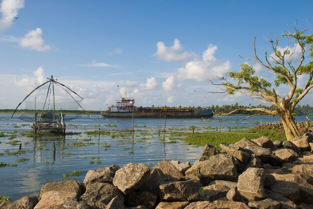 Fort Kochi, Kerala, Índia - 12 de outubro de 2010: Baía de Fort Kochi