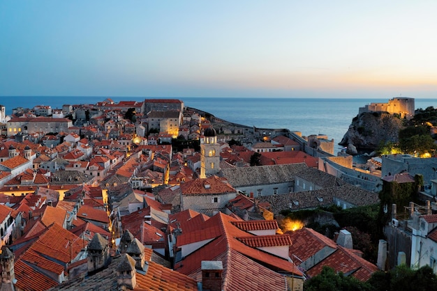 Fort Lovrijenac e mar Adriático em Dubrovnik, Croácia à noite