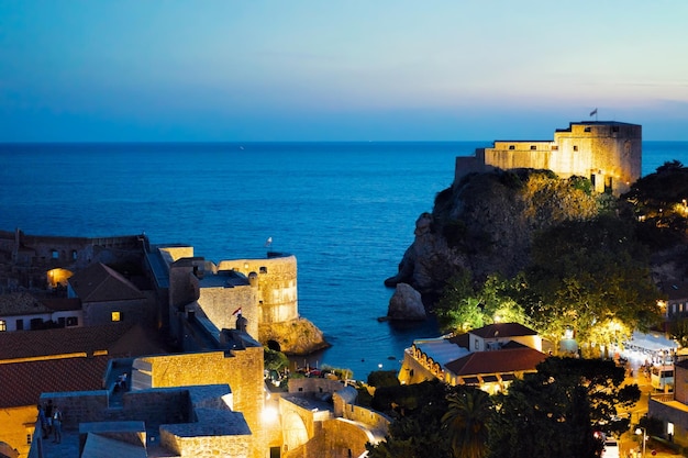 Fort lovrijenac e mar adriático, em dubrovnik, da croácia. à noite