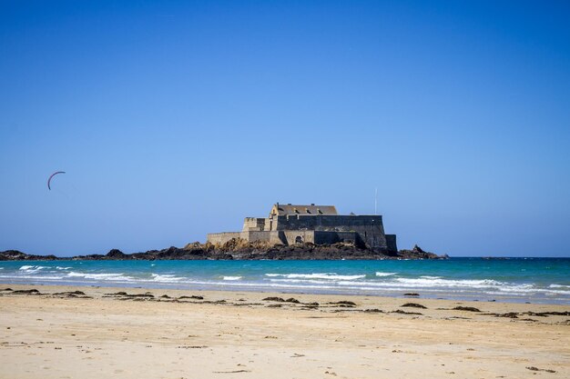 Fort National y un kite surf en el mar en la ciudad de SaintMalo Bretaña Francia