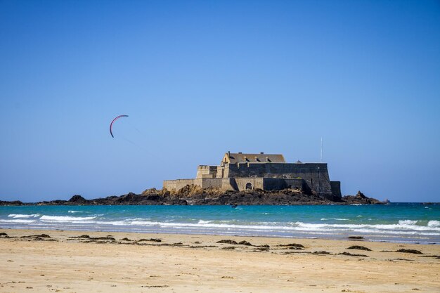 Fort National y un kite surf en el mar en la ciudad de SaintMalo Bretaña Francia