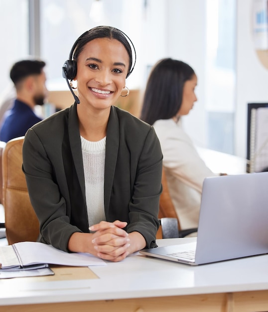 Fortaleça sua marca desenvolvendo um bom relacionamento com os clientes Retrato de uma jovem empresária trabalhando em um laptop em um call center