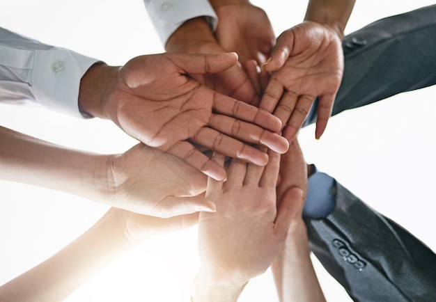 Fortalecidos como equipo Primer plano de un grupo de empresarios uniendo sus manos en unidad