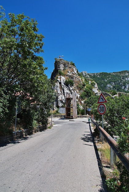 Fortaleza de Asenovgrad en las montañas de Bulgaria