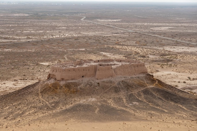 Foto fortaleza de ayazkala, la fortaleza más popular y pintoresca del país nukus karakalpakstán uzbekistán desierto de kyzylkum asia central