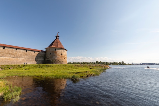 Una fortaleza en el borde de una isla en San Petersburgo.