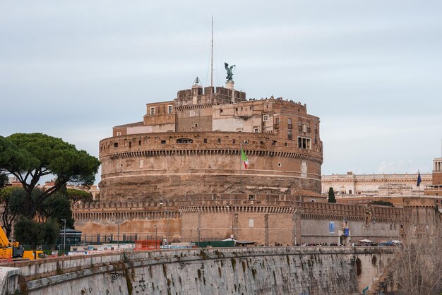 Foto fortaleza de castel santangelo con vistas al río tíber roma italia