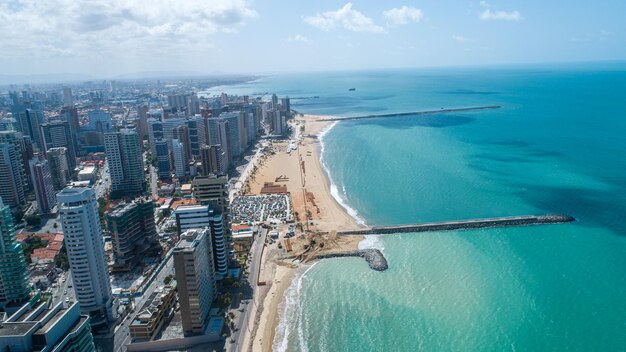 Foto fortaleza ceara brasil circa octubre 2019 vista aérea sobre beira mar fortaleza edificios paisaje en la orilla beiramar fortaleza