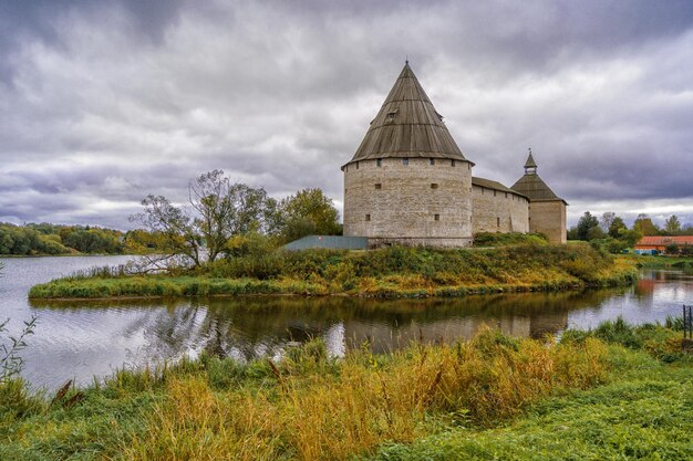 Foto fortaleza en la ciudad de staraya ladoga región de leningrado rusia a finales de otoño