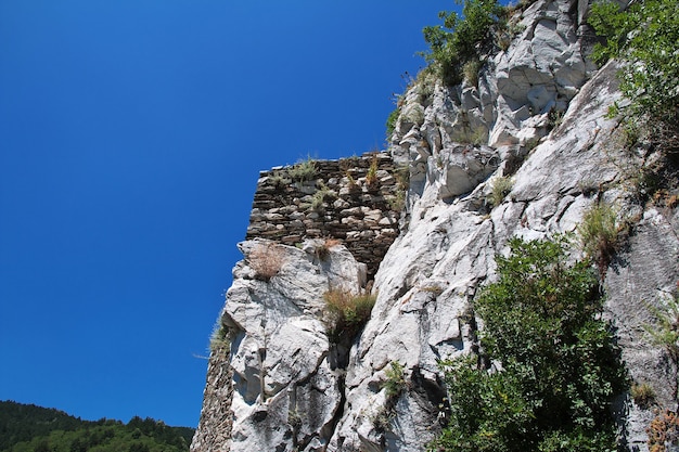 Fortaleza de Asenovgrad nas montanhas da Bulgária