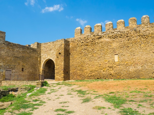 Fortaleza de Belgorod Dniester As ruínas da fortaleza medieval de Akkerman Bilhorod Dnistrovskyi Ucrânia Ruínas da cidadela Exteriores da fortaleza em um dia ensolarado de verão