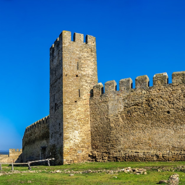 Fortaleza de bilhorod-dnistrovskyi ou akkerman, região de odessa, ucrânia, em uma manhã ensolarada de primavera