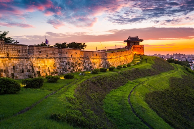 Fortaleza de hwaseong ao pôr do sol, arquitetura tradicional da coreia em suwon, coreia do sul.