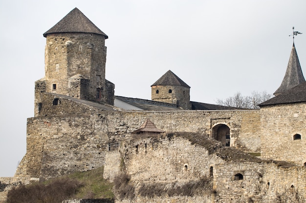 Fortaleza de Kamianets Podilskyi. Vista da muralha da fortaleza com torres no início da primavera, Ucrânia