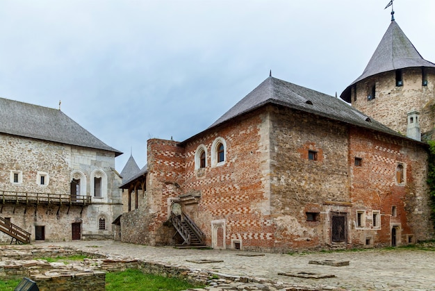 Fortaleza de Khotyn dos séculos X XVIII com um complexo de fortificação, uma das sete maravilhas da Ucrânia localizada na margem direita do rio. Dniester na cidade de Khotyn.