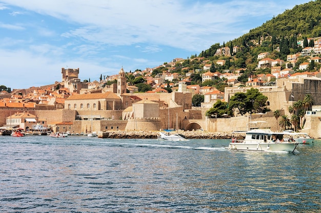 Fortaleza de São João e lancha no antigo porto no mar Adriático em Dubrovnik, Croácia