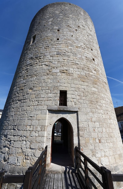 Fortaleza de Dourdan es una construcción militar construida en el siglo XIII para defender la parte sur de la realeza región parisina Francia