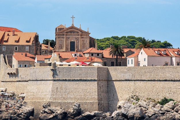 Fortaleza e iglesia de Dubrovnik en la ciudad vieja, Croacia