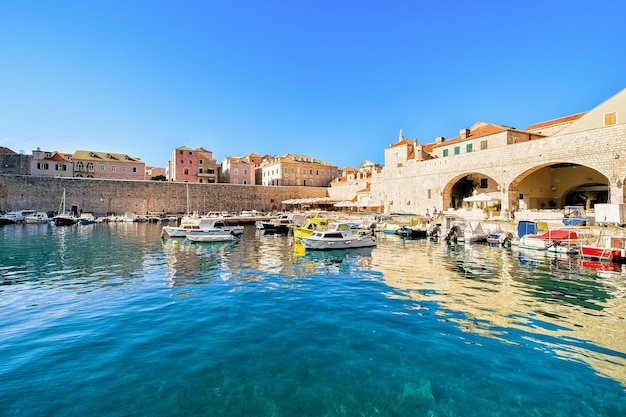 Fortaleza e navios de Dubrovnik no porto no mar Adriático, Croácia