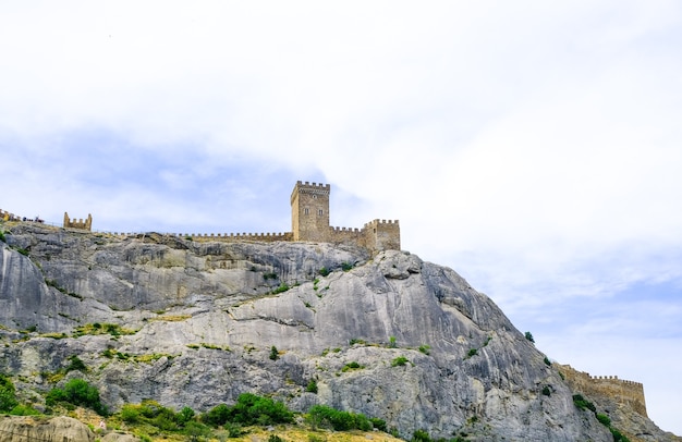 Fortaleza genovesa en la bahía de Sudak en la península de Crimea Vista desde el mar