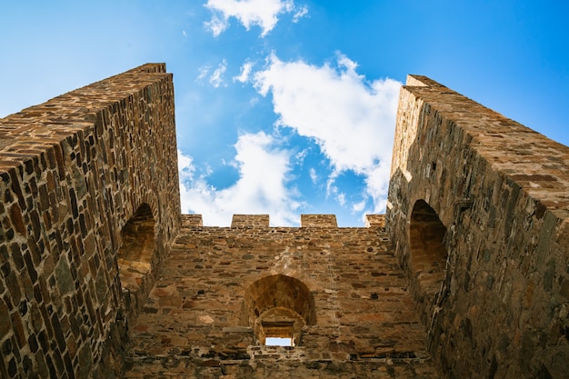 Fortaleza genovesa em Sudak Crimeia Paredes de pedra e torre de uma antiga fortaleza Vista inferior