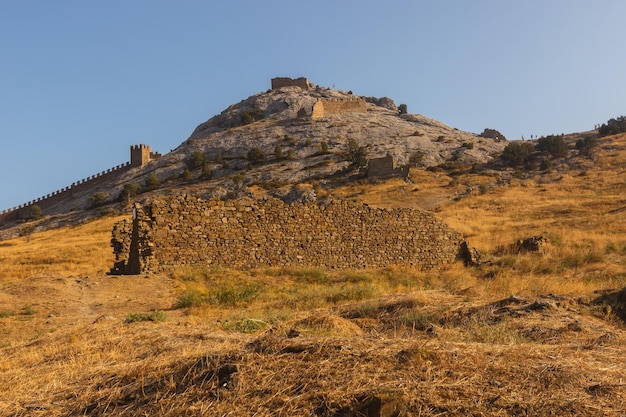 Fortaleza genovesa en Sudak en la costa del Mar Negro