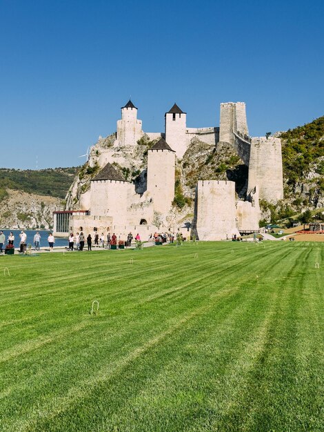 Foto fortaleza de golubac en el lado sur del río danubio en golubac, serbia