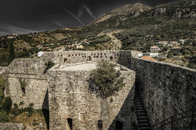 Foto fortaleza en el histórico bar de la ciudad vieja en montenegro