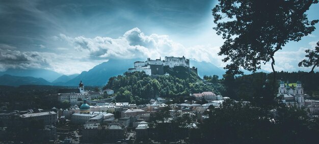 Fortaleza Hohensalzburg de Salzburg nas horas de verão
