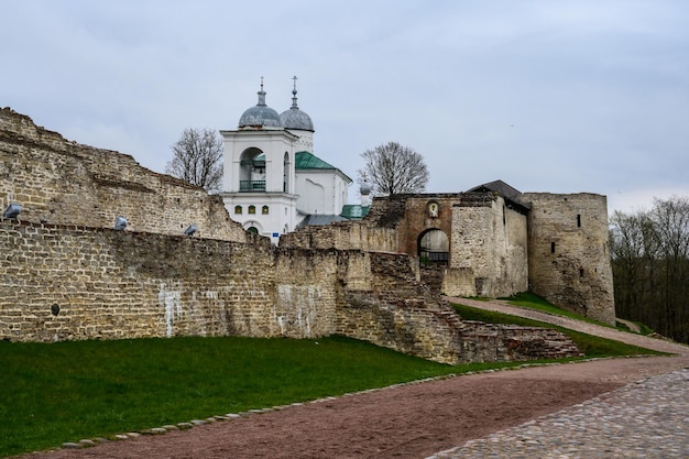 Fortaleza de Izborsk. Óblast de Izborsk Pskov. Lugares históricos de Rusia. La antigua fortaleza en ruinas.