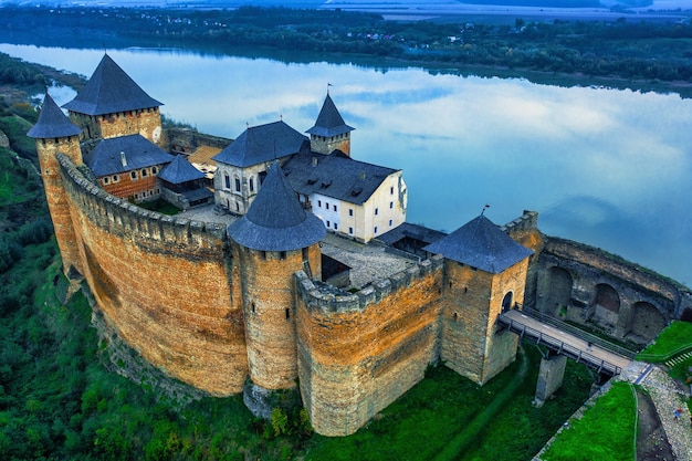 Fortaleza de Khotyn Antiguo castillo antiguo cerca del río