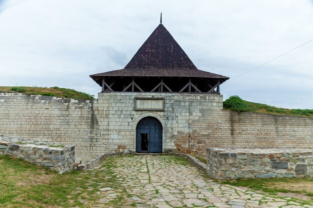 Fortaleza de Khotyn del siglo X XVIII con un complejo de fortificación Una de las siete maravillas