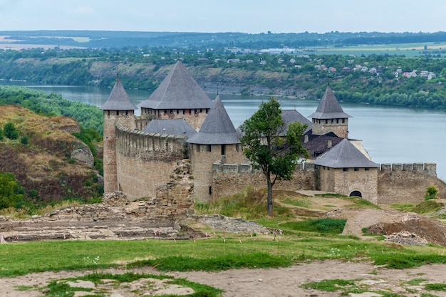 Foto fortaleza de khotyn siglos con un complejo de fortificación una de las siete maravillas de ucrania ubicada