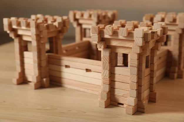 Fortaleza de madera en la mesa de primer plano Juguete para niños