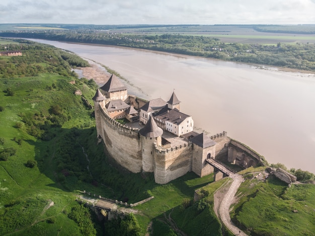 Foto fortaleza medieval fortaleza en khotyn - vista desde arriba