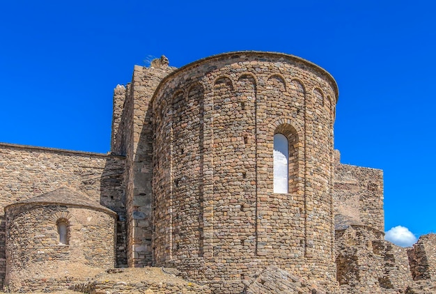 Fortaleza medieval en rosas contra el cielo azul Cataluña norte de España